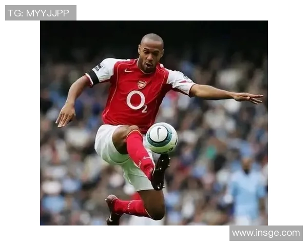 小腿肌肉发达的足球明星盘点,他们的力量与速度成就传奇球技 小腿肌肉发达的足球明星盘点,他们的力量与速度成就传奇球技