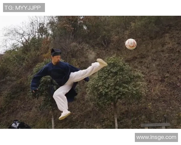 足球巨星静谧海边凝望远方展现球场外别样风采