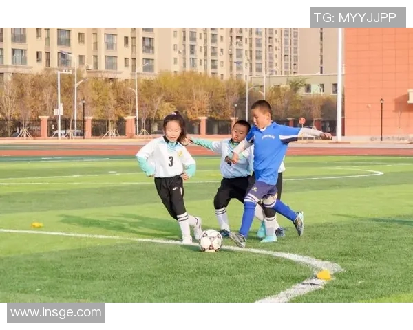 爆炸头闪耀绿茵赛场激情四射的足球巨星燃动世界